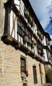 Photo d'une façade en pierre et colombages en Bretagne